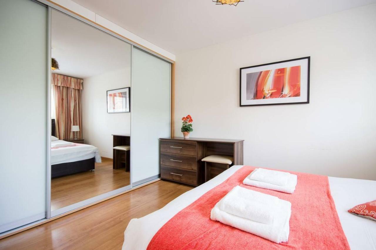 Spacious House, Sleeps 7 People Reading Exterior photo