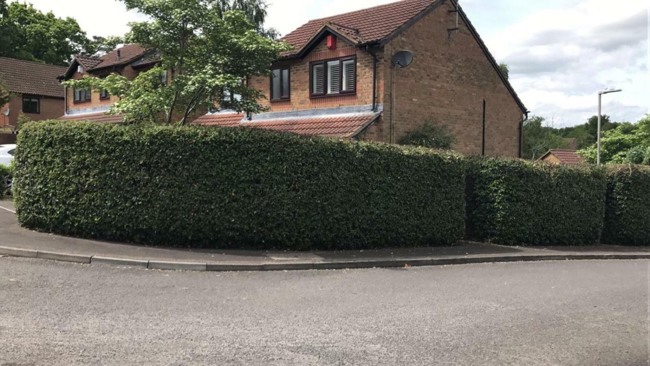 Spacious House, Sleeps 7 People Reading Exterior photo