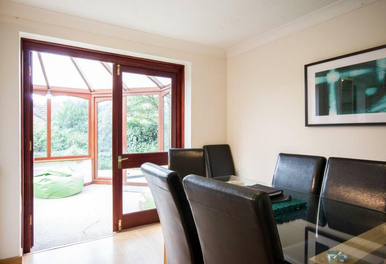 Spacious House, Sleeps 7 People Reading Exterior photo