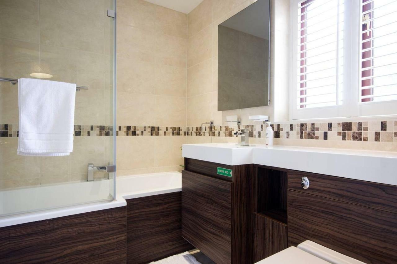 Spacious House, Sleeps 7 People Reading Exterior photo